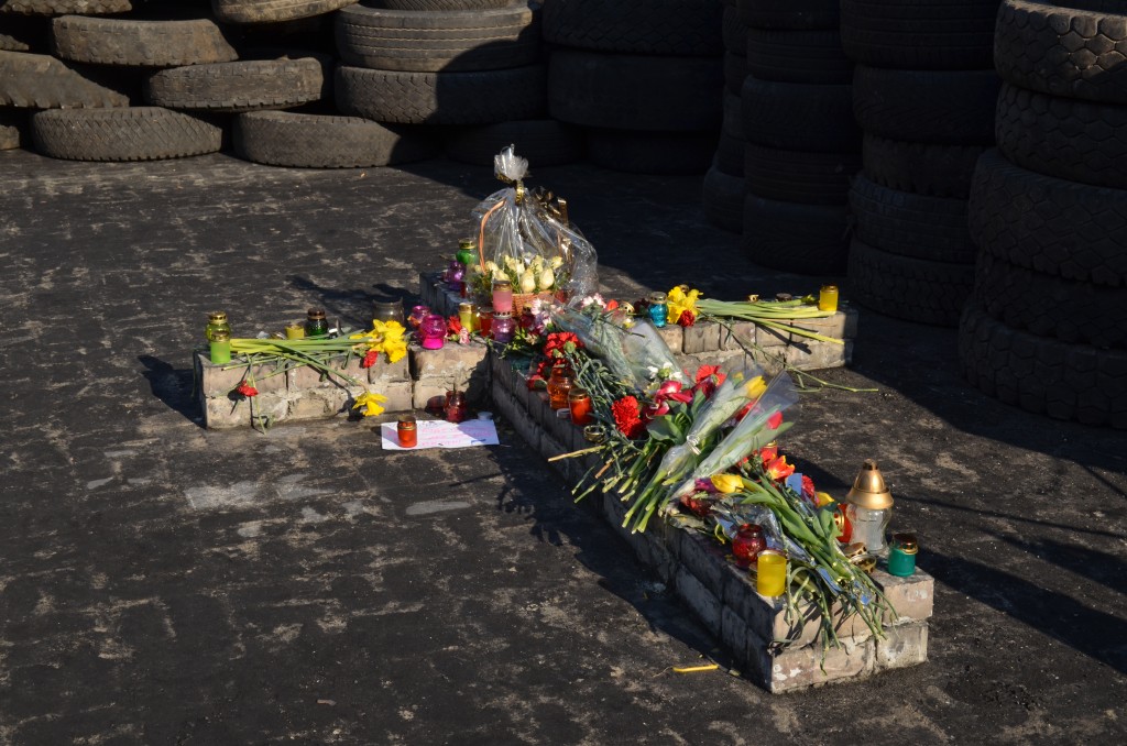 Прогулка по Киеву: баррикады на Грушевского и память о «Небесной сотне». Фото