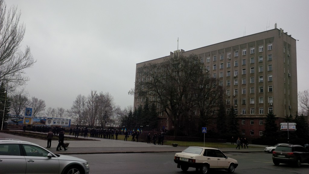 Время 14:32. Что сейчас происходит возле Николаевской ОГА? ФОТО