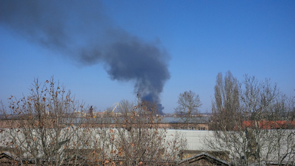 В Николаеве на территории 61 завода что-то горит. Фото