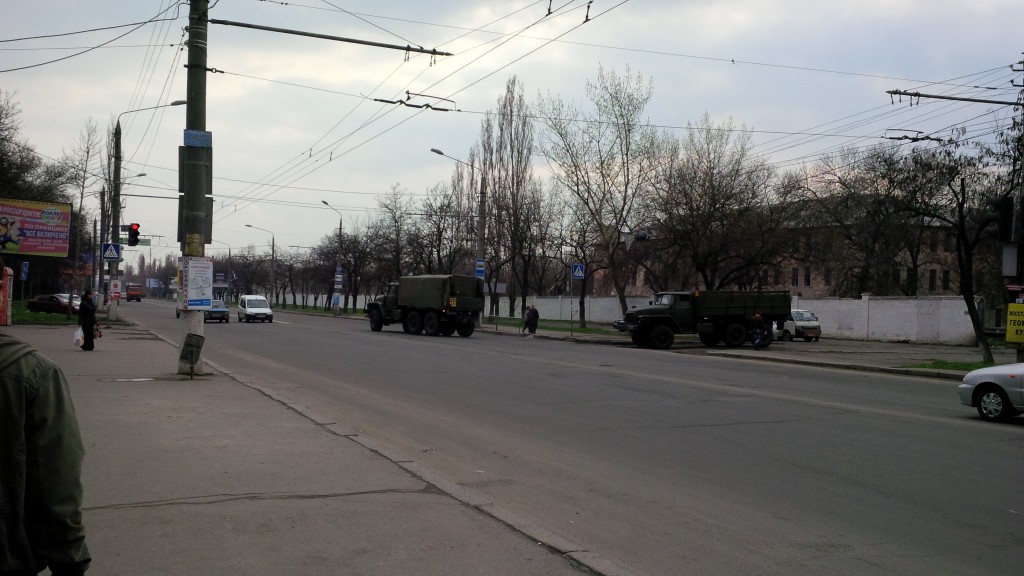 В Николаеве из ВЧ на ПГС выехали две грузовые машины с солдатами. Фото