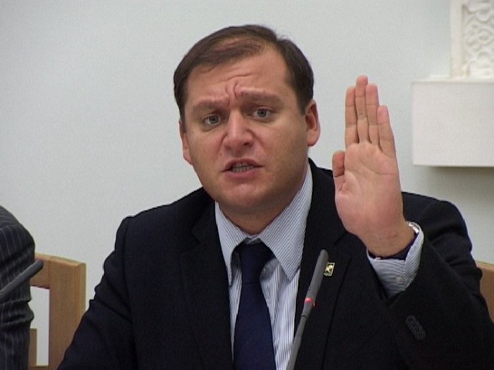 Очередного кандидата в президенты «чуть не порвали» в Луганске. Видео