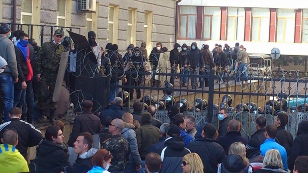 Демонстранты захватили донецкую ОГА. Видео
