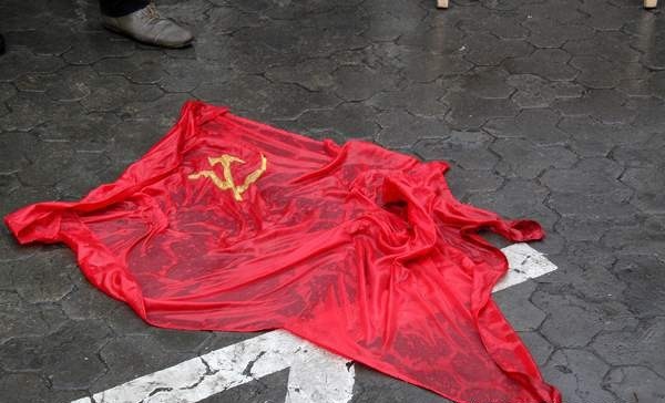 В Одессе вытерли ноги о флаг Победы. Видео