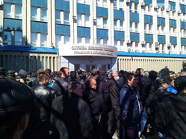 В Луганске митингующие захватили здание СБУ. Видео
