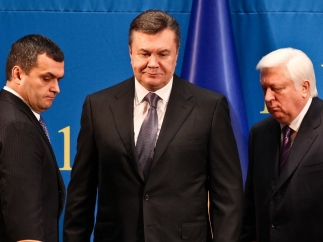 Янукович требует срочно провести референдум. Видео