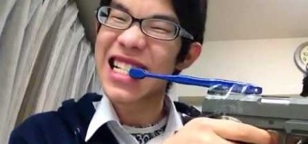 Японец почистил зубы «автоматом» и «пистолетом». Видео