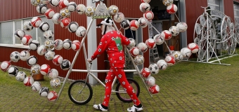 Диди Сенфт создал свое новое творение: футбольный велосипед. Видео