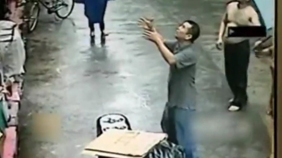 В Китае уличный продавец поймал выпавшего из окна младенца. Видео