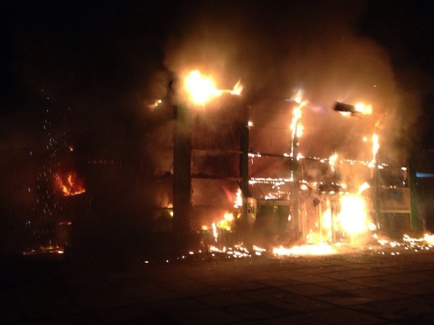 В центре Мариуполя горит Приват банк. Видео