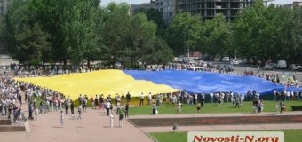 В Николаеве развернули флаг Украины, который занесли в Книгу рекордов Гиннеса. Видео