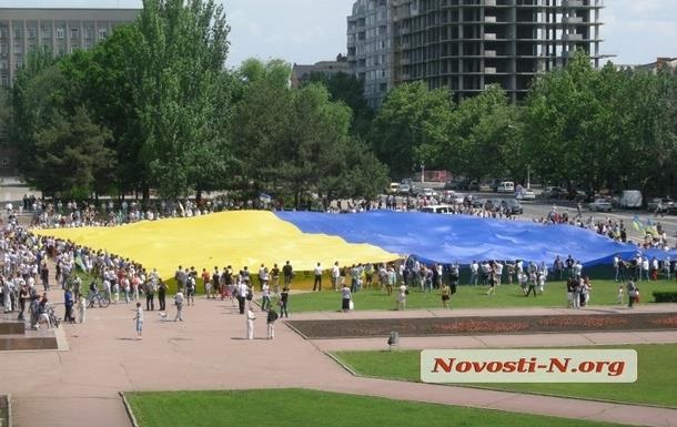 В Николаеве развернули флаг Украины, который занесли в Книгу рекордов Гиннеса. Видео