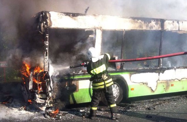 В Москве во время движения загорелся рейсовый автобус. Видео