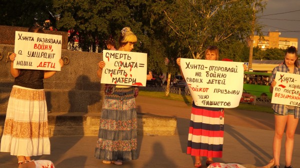 В Харькове прошла женская акция против войны. Видео