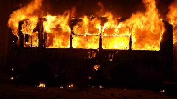 В Киеве на Троещине сгорел пассажирский автобус. Видео