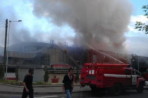 Очередной пожар в Донецке: горел Дворец спорта. Видео