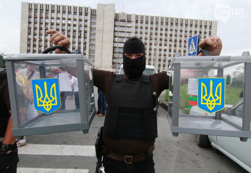 В Донецке разгромили урны для голосования. Видео