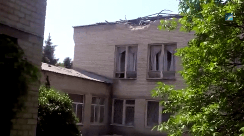 Славянск: артиллерийский снаряд попал в школу. Видео