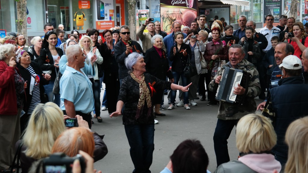 Пожилые энтузиасты города Николаева пели на улице военные песни. Видео