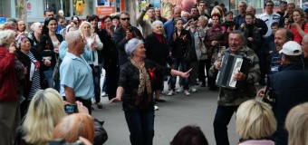 Пожилые энтузиасты города Николаева пели на улице военные песни. Видео