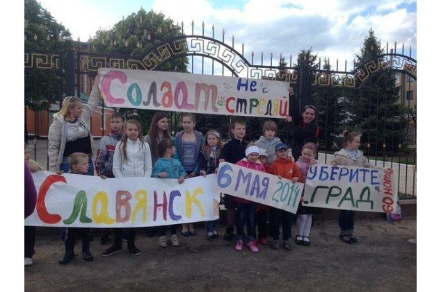 В Слаявнске дети вышли на митинг против войны. Видео
