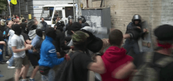 Киев: Толпа избивает милиционера, а товарищи его бросили. Видео