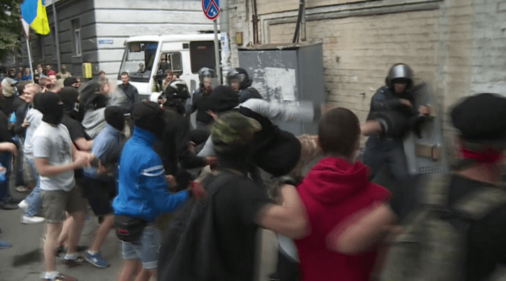 Киев: Толпа избивает милиционера, а товарищи его бросили. Видео