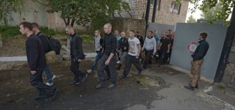 Захватчики Луганской воинской части разоружили и отпустили солдат домой. Видео