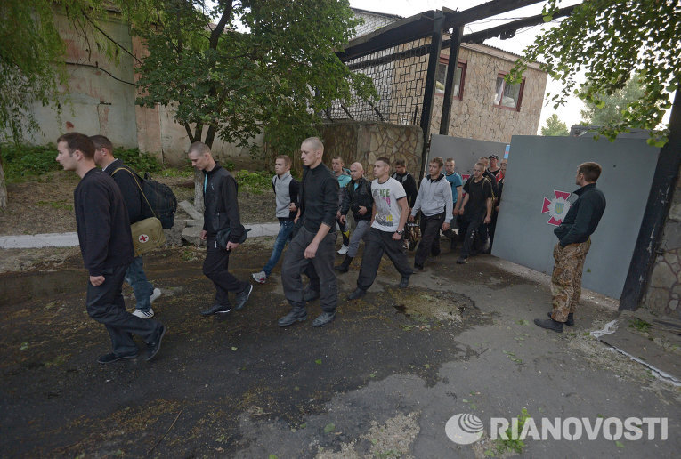 Захватчики Луганской воинской части разоружили и отпустили солдат домой. Видео