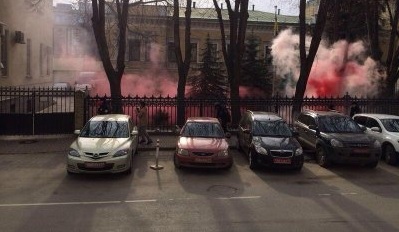 Посольство Украины в РФ закидали файерами. Видео