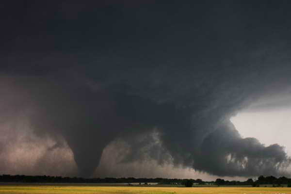 В США произошло редкое природное явление — двойной торнадо. Видео