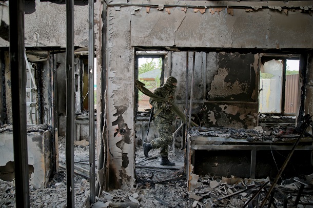 Ополченцы ЛНР заняли то, что осталось от луганской погранчасти. Видео