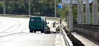 В Мариуполе обстреляли колонну военных. Видео
