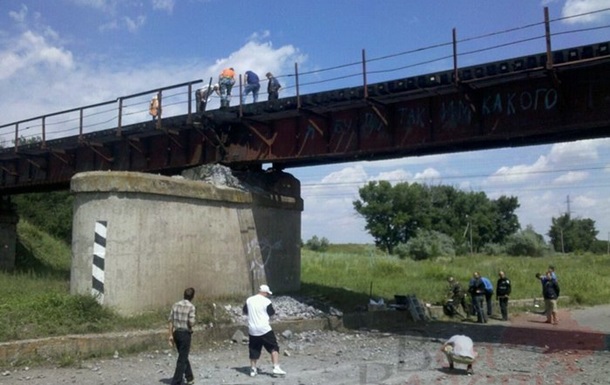 Видео с места событий взорванного моста в Запорожской области