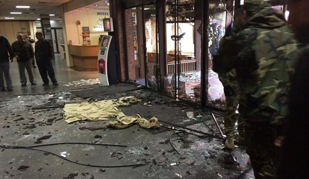 В Киеве Майдан штурмует гостиницу «Турист». Фото