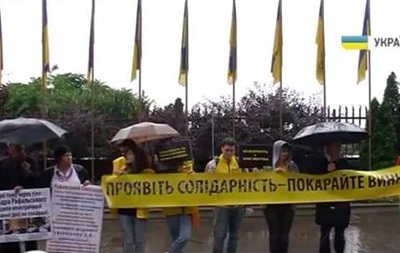 Активисты пикетировали Администрацию Президента. Видео