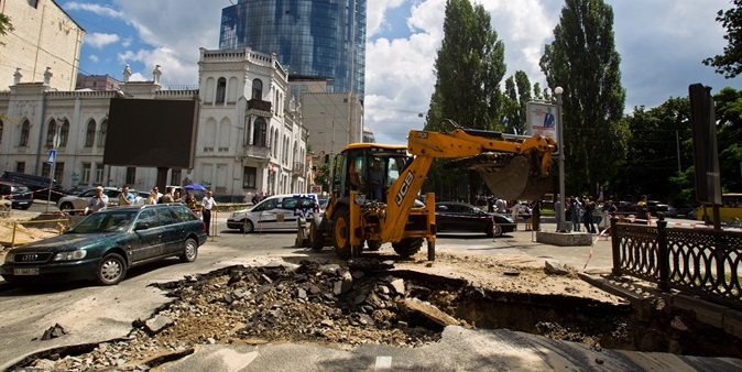 В центре Киева провалился асфальт. Видео