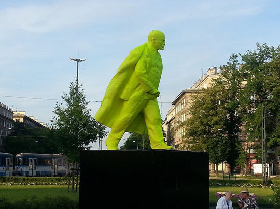В Кракове появилась скульптура писающего Ленина. Фото