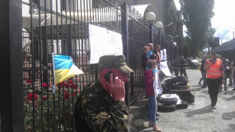 Возле посольства России в Киеве прошел пикет с покрышками и «коктейлями Молотова». Видео