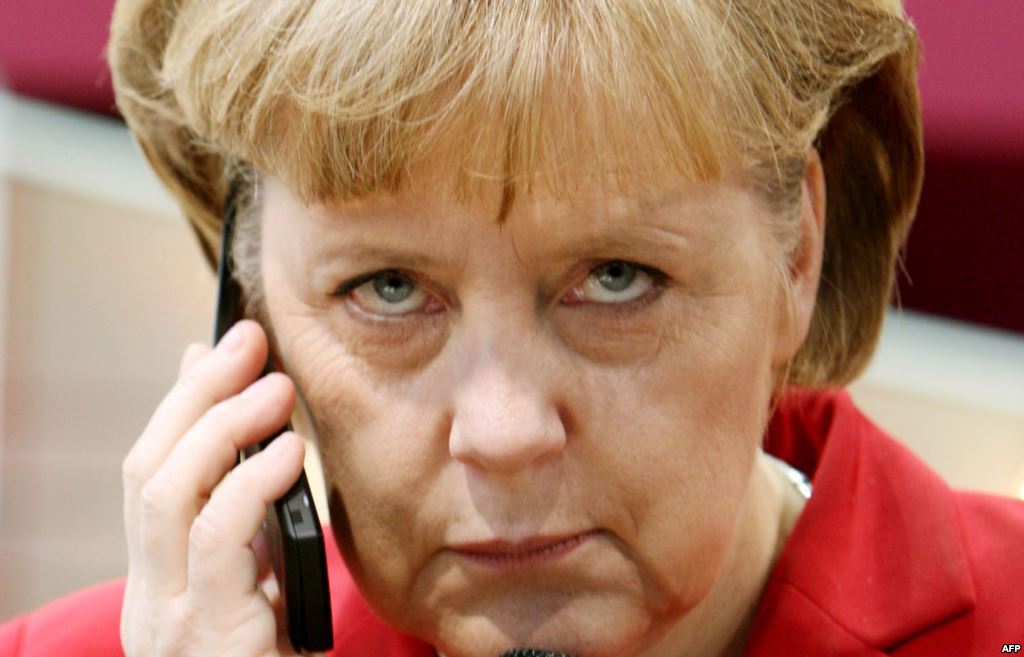 Ангела Меркель получила супер-телефон. Видео