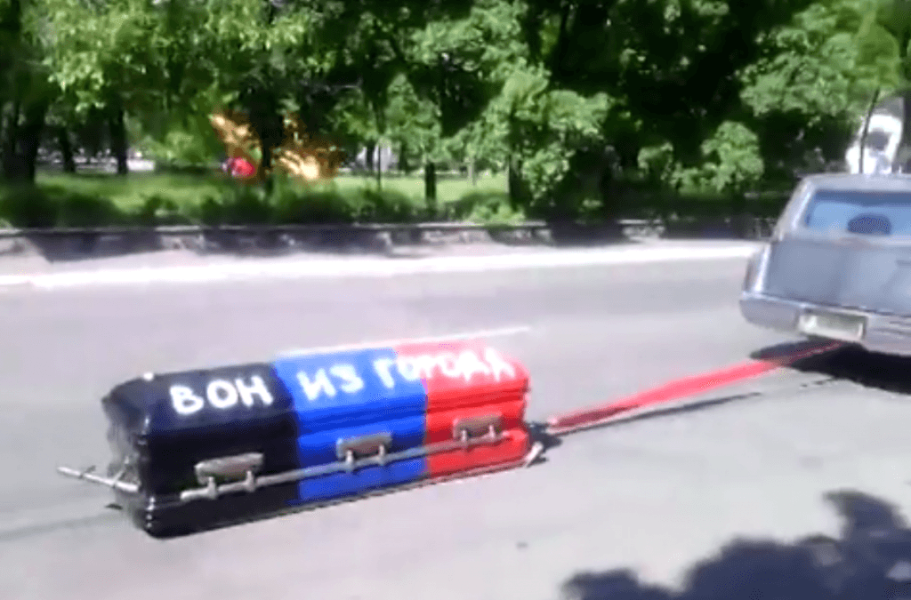 Мариуполь: по улицам возили гроб с надписью «Вон из города». Видео