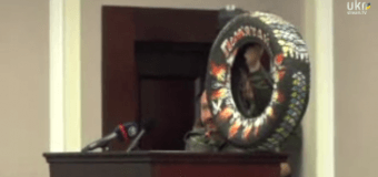 На сессии Киевсовета Кличко подарили шину. Видео