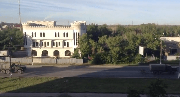 На Луганск движется большая колонна техники под георгиевским и крымским флагами. Видео