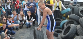 На Майдане школьник установил рекорд по подниманию покрышки. Видео