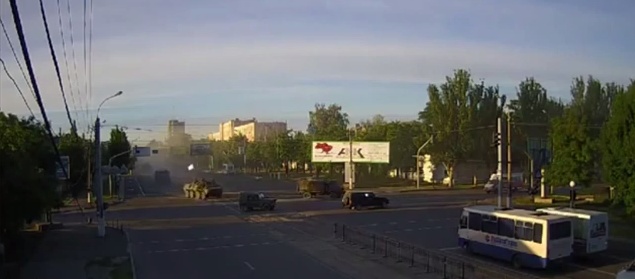 Луганск: Танки и БТРы под Крымским флагом вошли в город. Видео