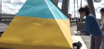 В Киеве столбы «превращаются» в флаги. Видео