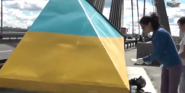 В Киеве столбы «превращаются» в флаги. Видео