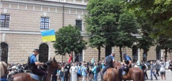 В Киеве сотни активистов пикетируют Лавру. Видео