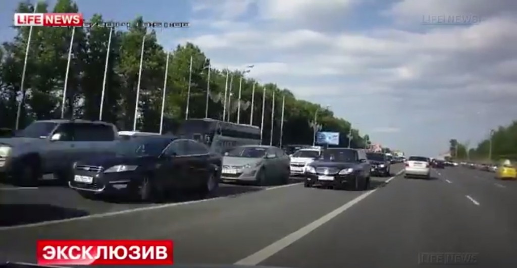 Машина Жириновского выехала на разделительную полосу. Видео