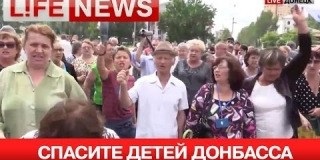 В Донецке митинг против АТО превратился в акцию по уничтожению конфет. Видео