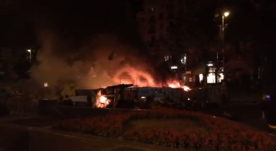 Ночью на Майдане загорелась баррикада. Видео